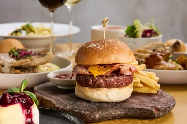Alibi - Wine Dine Be Social 午市套餐，包括沙律，汤及主菜，咖啡或茶